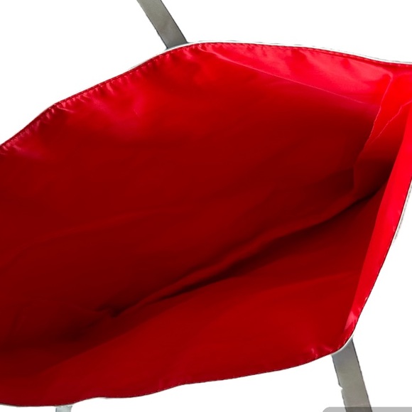 Clinique Shiny Silver Shoulder Bag New - Picture 6 of 6